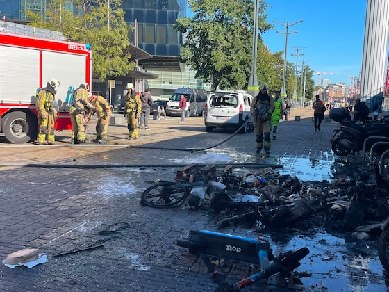 Bij nieuwe opstootjes in Brussel zijn verschillende deelfietsen vernield en in brand gestoken. 