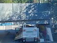 Bestuurder rijdt zich vast met vrachtwagen onder brug in Hoeilaart: volledige inhoud belandt op straat
