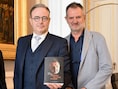 Ook kat Maximus komt kennismaken: premier De Wever ontvangt voormalig VTM-journalist Patrick Van Gompel met zijn nieuwe boek