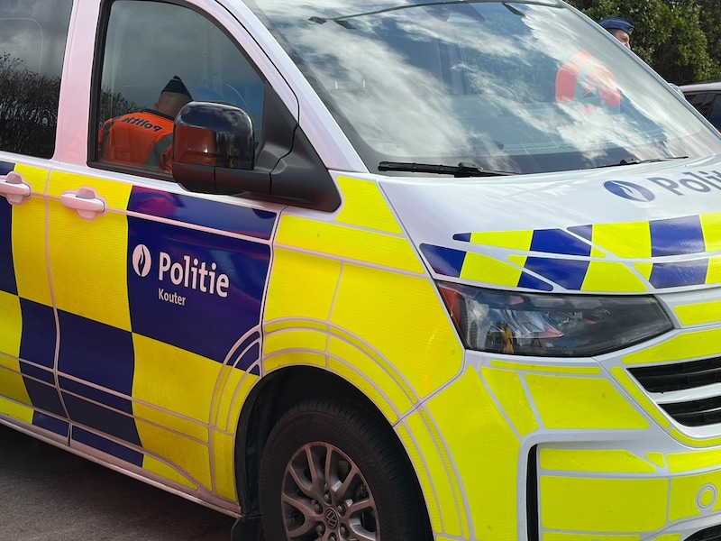Dronken bestuurder (43) belandt met wagen dwars over gracht in Torhout