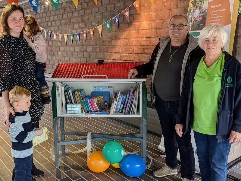 Gezinsbond huldigt eerste boekenruilkastje: “Krijgt een mooi plaatsje aan De Zouaaf”
