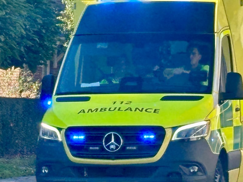 Fietser (77) afgevoerd met bloedende hoofdwonde na aanrijding met bromfietser