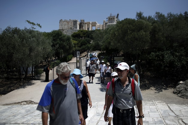 Toeristen verlaten de Acropolis.