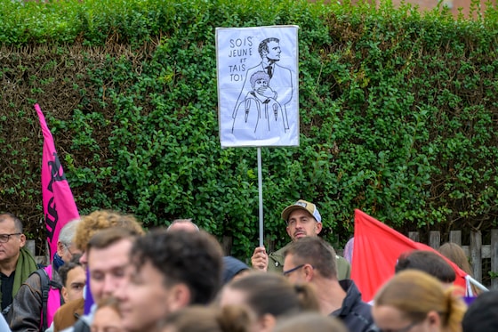 Ook Macron was de afgelopen weken meermaals het mikpunt van de protestborden.