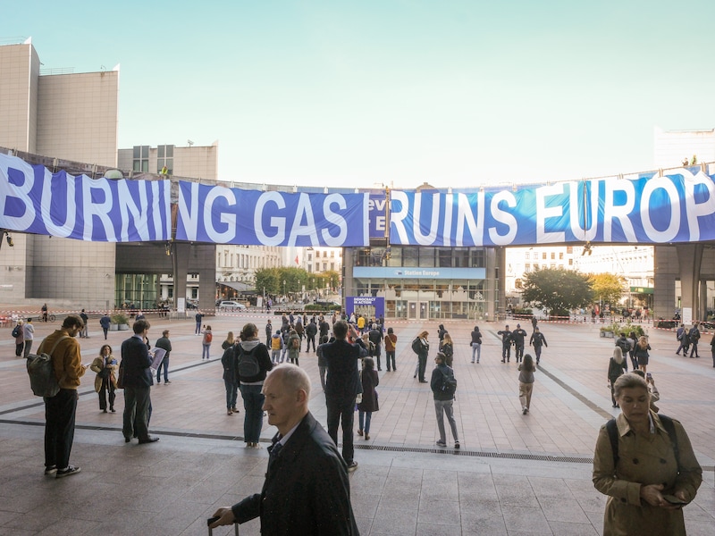 ‘Klimmers’ van Greenpeace en Extinction Rebellion opgepakt aan het Europees Parlement in Brussel: “Spectaculaire actie”