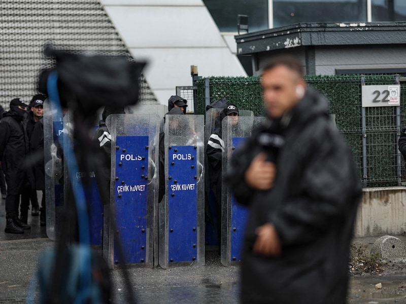 Turkse politie valt binnen bij belangrijkste tv-zender van oppositie en legt live-uitzending stil