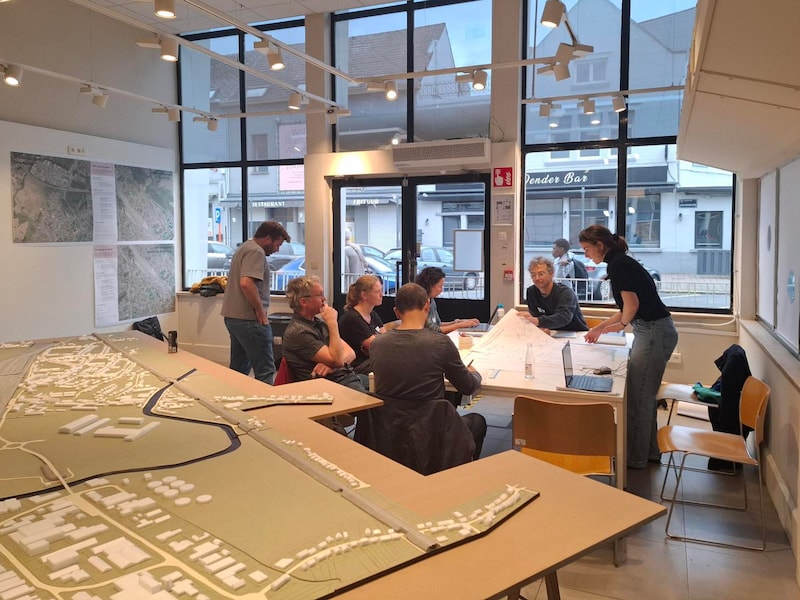 Atelier Dender opent in station Denderleeuw als uitvalsbasis voor Denderknoop: Project ontwikkelt toekomstbeeld voor stationsomgevingen