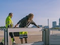 450 steunhouders, 2.000 balken en ruim 6.000 bouten: mobiele stormmuur in anderhalf uur opgebouwd tijdens oefening