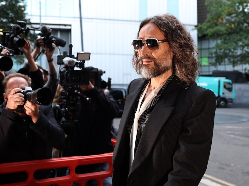 Aanklager noemt Russell Brand seksueel roofdier: “Meedogenloos, berekenend en manipulatief”