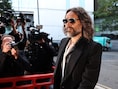 Aanklager noemt Russell Brand seksueel roofdier: “Meedogenloos, berekenend en manipulatief”