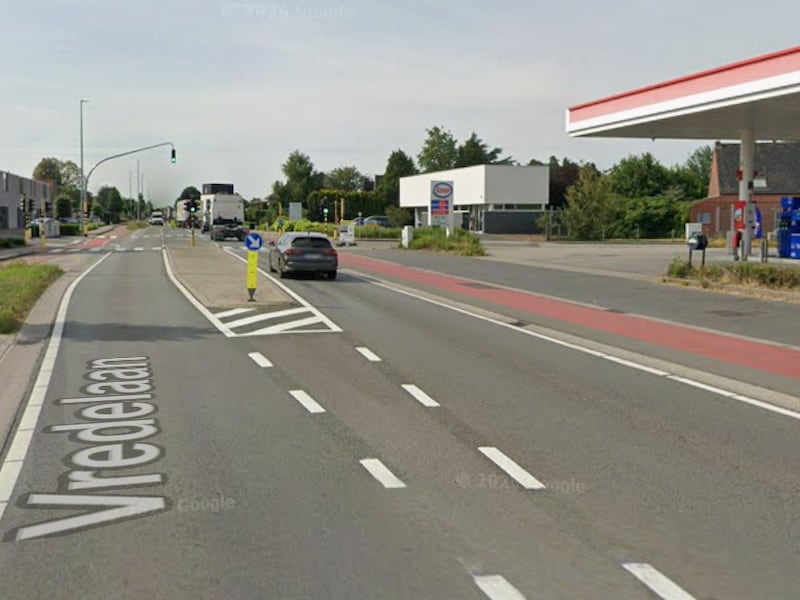 Aanrijding aan tankstation in Torhout: bromfietser (16) raakt lichtgewond