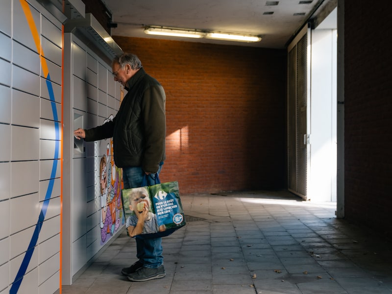 Grootste pakjesautomaat van PostNL opent op Antwerpse Zuid: “In één moeite boodschappen doen en pakjes ophalen”