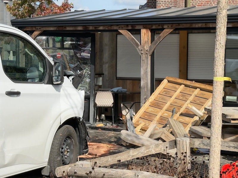 Vier gewonden nadat auto bocht mist en inrijdt op terras van frituur Frietparadijs in Kruishoutem: “Eén klant kon wegspringen, mensen op het terras helaas niet”