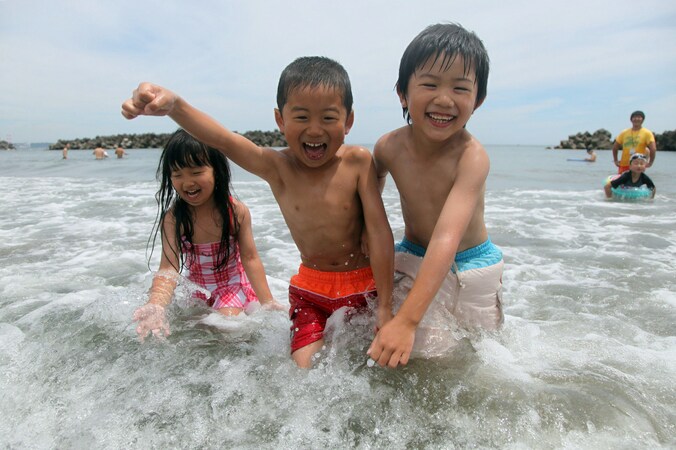 Kinderen genieten van afkoeling in de Stille Oceaan