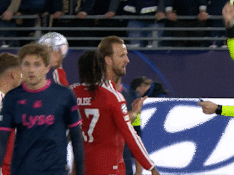 “Ongelooflijk dom”: Vincent Kompany streng na rood voor Michael Olise, die bal in gezicht van tegenstander gooit en pijnlijk gelijkspel van Bayern inluidt
