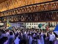 Honderden studenten zingen en drinken het academiejaar in onder de Stadshal