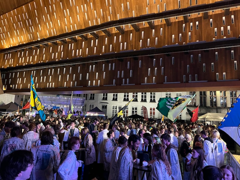 Honderden studenten zingen en drinken het academiejaar in onder de Stadshal
