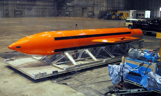 De 'moeder aller bommen' is de GBU-43/B Massive Ordnance Air Blast Bomb, ofwel MOAB, de grootste niet-nucleaire bom in het Amerikaanse arsenaal, hier te zien op archiefbeeld uit 2003.