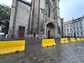 Betonblokken voor Sint-Michielskerk: “Tijdelijke taxiparking”