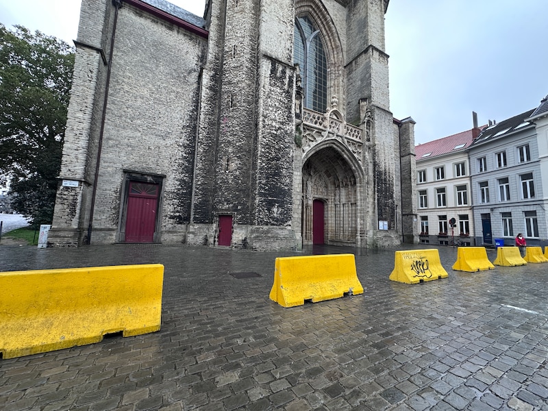 Betonblokken voor Sint-Michielskerk: “Tijdelijke taxiparking”