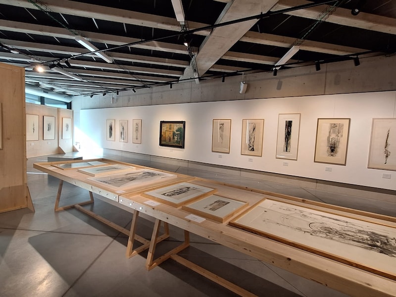 Expo Irmine Remue in Cultuurhuis: kerken in penseel en krijt