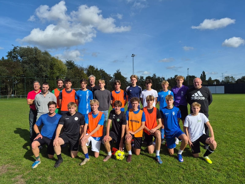 Achttien leerlingen van VMS Roeselare trekken naar China voor WK voetbal voor schoolteams: “We hopen vooral niet als laatste te eindigen”