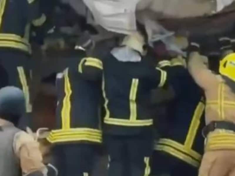 Hulpverleners zijn tussen het puin op zoek naar slachtoffers.