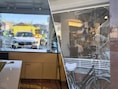 Man (80) rijdt bakkerij binnen in Deinze en raakt daarbij vrouw (75): “Ze stond net naast haar fiets om haar broodje weg te steken”