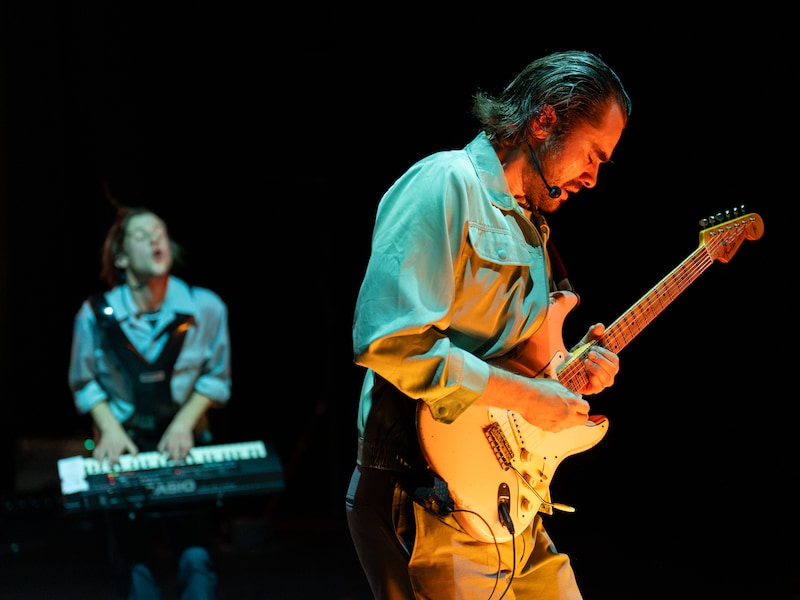 Van Ziggy Stardust tot Frankenstein: Jonas Vermeulen en Boris Van Severen onderzoeken artificiële intelligentie op scène in Cultuurcentrum Lokeren