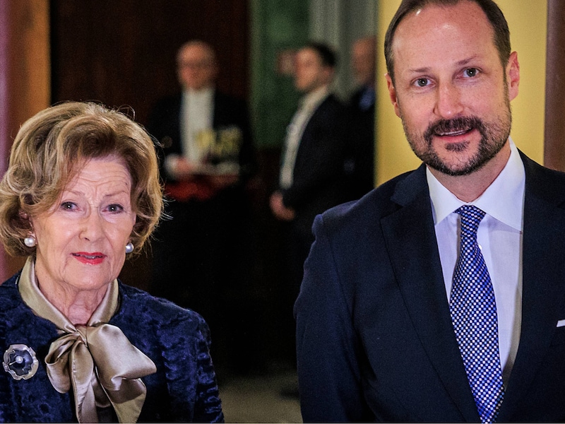 Noorse koningin (89) moet verdriet naar de achtergrond schuiven: zoon Haakon heeft haar nodig
