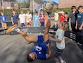 Belgisch kampioen pannavoetbal Martijn Debbaut steelt de show tijdens opening van nieuw omnisportveld in Westkerke
