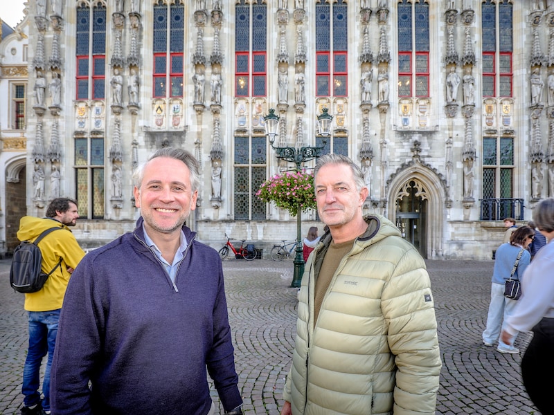 280 ramen van Brugs Stadhuis krijgen nieuw verflaagje met ‘Brugs rood’
