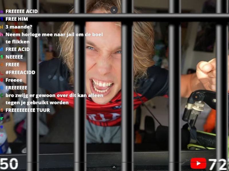Acid zet zichzelf achter tralies in livestream na nieuws over proces: “Ik dacht dat ik al eens gestraft was”