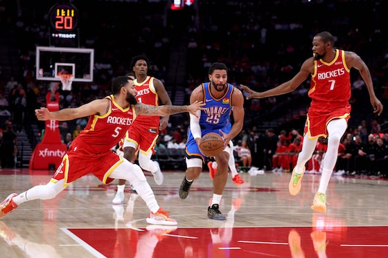 Ajay Mitchell tussen Fred VanVleet (links) en Kevin Durant (rechts). Onze landgenoot had het moeilijk.