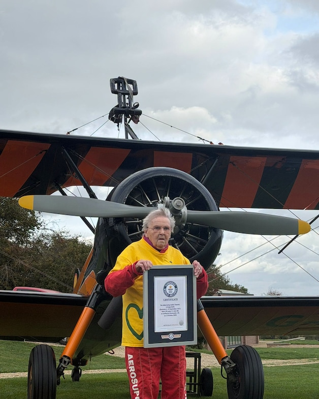 KIJK. Helga (99) trotseert vliegtuigvleugel voor wereldrecord én goed ...