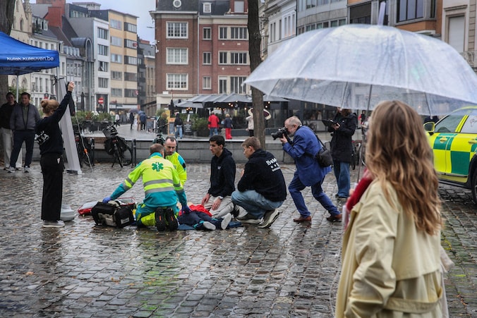 KIJK. 17 reanimatiepoppen en een MUG-wagen op Grote Markt: opvallende ...