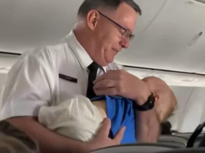 Steward Andrew doet harten smelten: terwijl hij baby in slaap wiegt, kunnen ouders rustig eten op vlucht