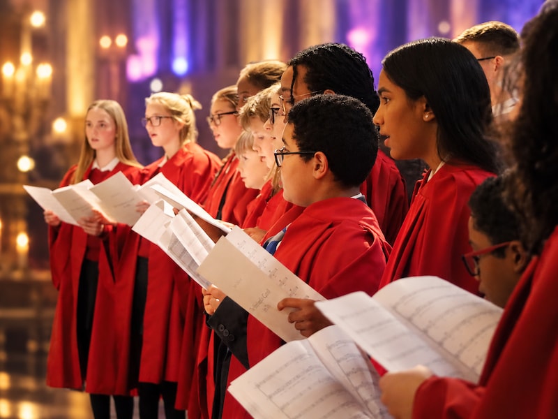 170 stemmen vullen Sint-Pieterskerk: Heilig Graf ontvangt Brits schoolkoor uit Chelmsford