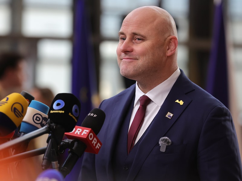 Letse premier: “Pintje minder drinken kan levens redden in Oekraïne”