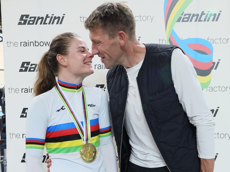 “Dat Axel erbij is maakt dit goud nog mooier”: Lotte Kopecky is na derde wereldtitel dé koningin op de afvalling