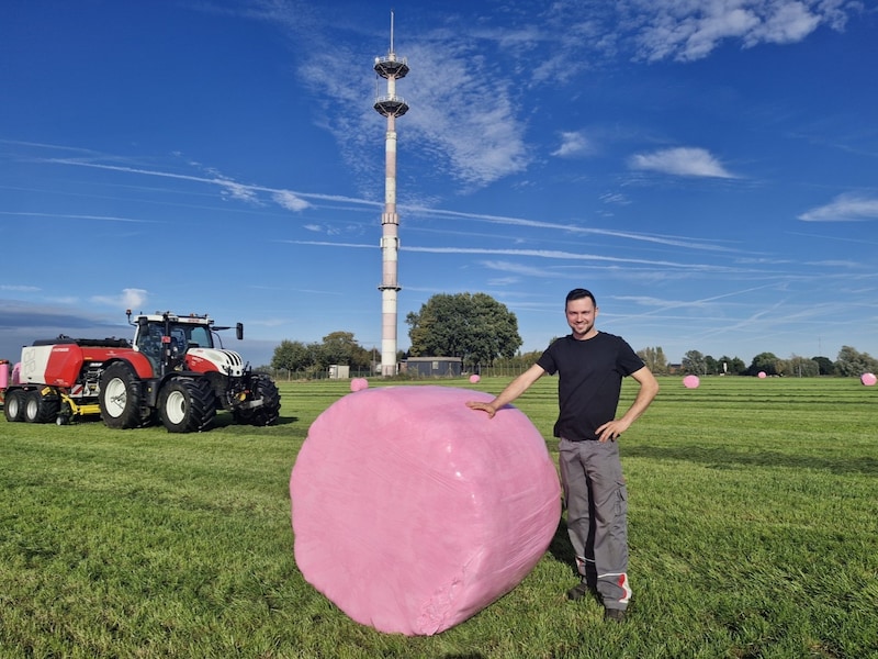 Knalroze grasbalen aan radartoren in Lichtervelde steunen strijd tegen kanker: “Opvallen doet het wel, niet?”