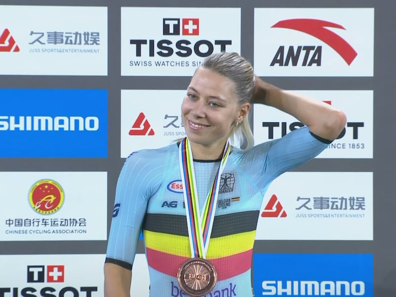 “Jammer dat het daarop aankomt”: Shari Bossuyt pakt brons in spannende puntenkoers, maar wat als ze eindsprint wel voluit kon rijden?