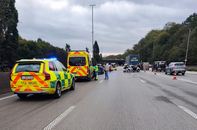 Vrachtwagen sleurt drie auto’s mee op Antwerpse ring: drie personen ...