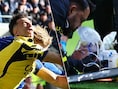 Akelige beelden: Chelsea-doelman Emiliano Martinez na horrorbotsing “bij bewustzijn” afgevoerd naar ziekenhuis
