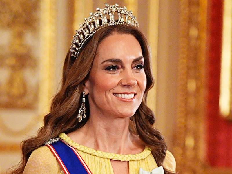 Diamanten, parels en veel geschiedenis: prinses Kate pronkt met favoriete tiara van Diana tijdens staatsbanket