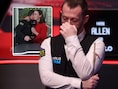 KIJK. “Ik zie geen toekomst meer”: snookertopper Mark Allen breekt live op televisie, interviewster troost hem met innemende knuffel