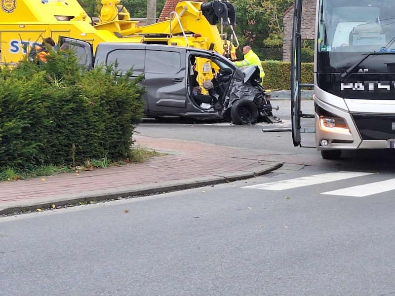 Bestuurder (49) in levensgevaar na ongeval met bus en twee wagens in Wolvertem