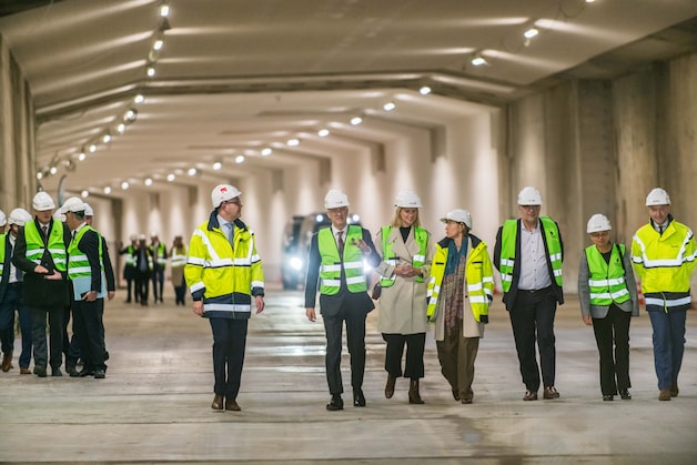 Koning Filip rijdt als eerste door nieuwe Scheldetunnel: publiek mag in ...