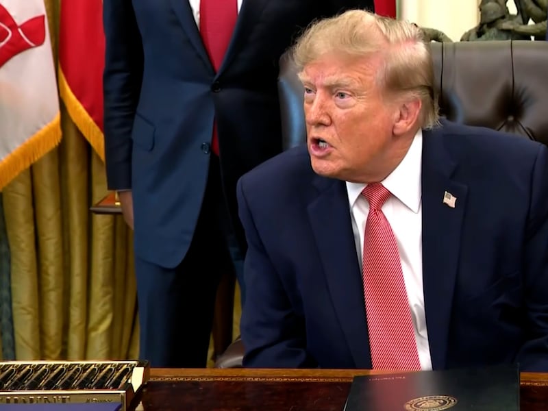 KIJK. “Stil! Stil!” Trump schiet uit zijn slof in Witte Huis