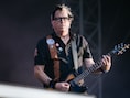Gitarist van The Offspring zet tijdelijk stap terug door “plotseling en vrij ernstig” gezondheidsprobleem